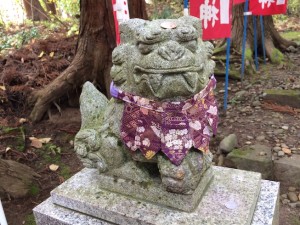 岩木山神社境内のお稲荷さん前の狛犬さん