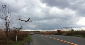 空港裏道路を横切る飛行機