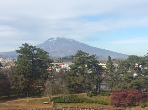弘前公園本丸からみた岩木山
