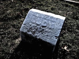 ハウレー家の墓地の中にあるルーシーの墓碑銘