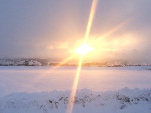 雪の津軽平野に昇る朝日