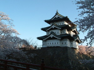 朝6時の弘前城と桜