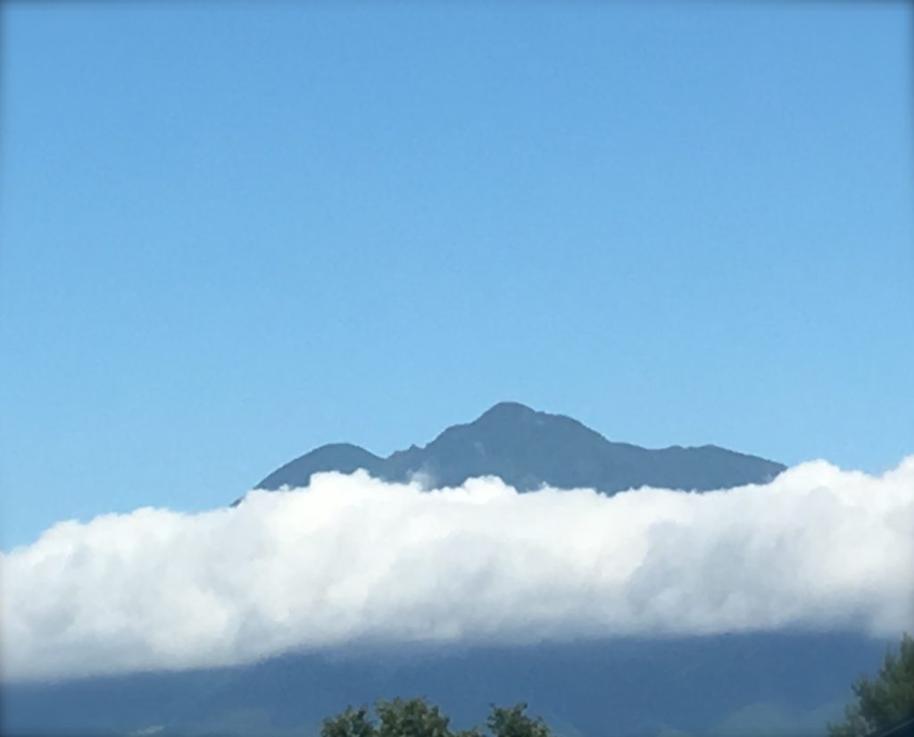 雲をまとった岩木山