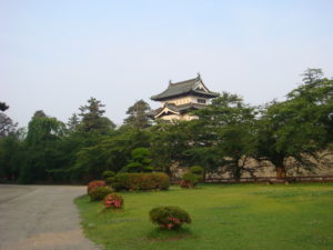弘前城内二の丸から天守閣を見た写真（2009年撮影）